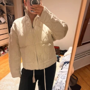 Quiltad vit pufferjacka med dragkedja - Zara jacka, bra skick men finns några små fläckar. Inget man tänker på men bra att veta. 