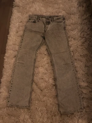 HOPE jeans  - Säljer mina gråa Hope jeans i storlek 31. Utmärkt skick om man bortser ifrån vänster ficka som är sönder (går att laga)