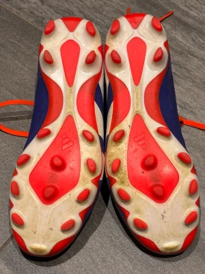 Adidas Predator Accuracy.1 FG (naturgräs) - Säljer ett par Adidas Predator grässkor som endast  använts en turnering, mycket bra skick. Upplevs som små i storleken och jag har vuxit ur dem.