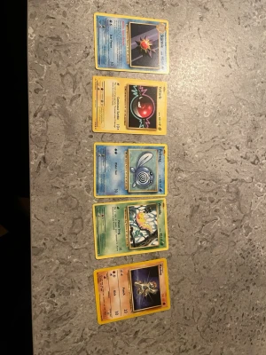 Pokémon kort 1999 en samling men inte helt komplett messa för fler frågor - Bilderna visar Pokémonkort som är från 1999 helt okej skick och de är inte en helt komplett samling men vissa kan vara sällsynta pris kan diskuteras tack