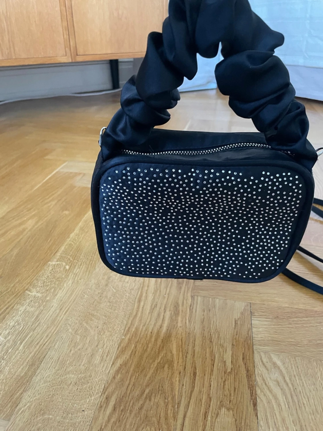 Svart handväska/axelväska med strass - 1