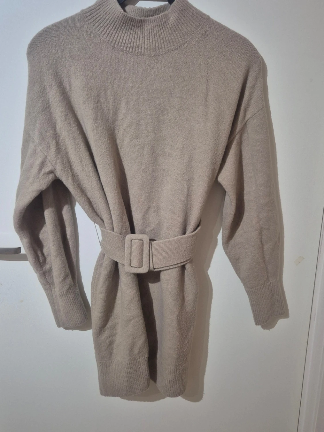 Beige klänning med bälte