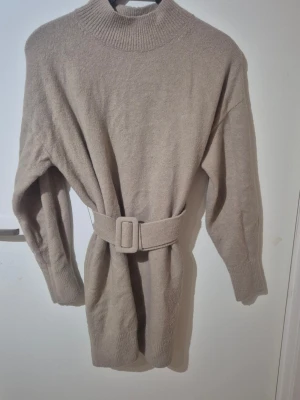 Beige klänning med bälte - Klänning med bälte🫶🏻🛍, storlek S😍Perfekt för lager-på-lager och chill höst- och vinteroutfits.