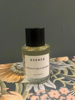 Essnce Parfym - Helt ny Irresistible Enigma parfym från ESSNCE (Eau de Parfum). Säljer eftersom jag kände att doften inte passade mig.