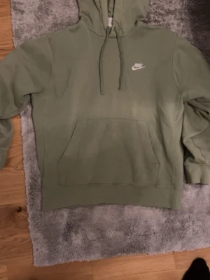 Nike oliv mjukisdress - En mjukisdress från Nike som numera är för liten, dressen är i toppskick inga defekter men byxorna har krympt i tvätten, dom är 85,5 CM långa medans hoodien är i S precis som vanligt