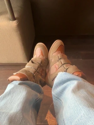  Isabel Marant skor KHAKI - Säljer ett par Isabel marant skor med klack, helt nytt skick, har endast använt enstaka gånger. Perfekt med jeans och kjolar. Så snygga!!! Passar för mig som har strl 39/40