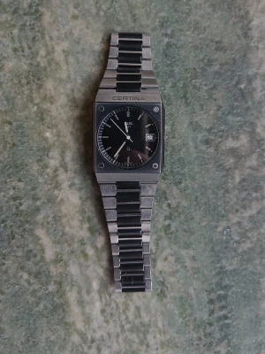 Certina klocka oanvänt - Sweizh Certina-armbandsklocka i metall med svart urtavla. Den tål vatten i 200 meter djup och är även stötsäker. Använder ej klockor och säljer därför den. Annars är den i jättefin skick och fungerar som en ny. Har sätt folk på ebay sälja en trasig sån för 300$. 