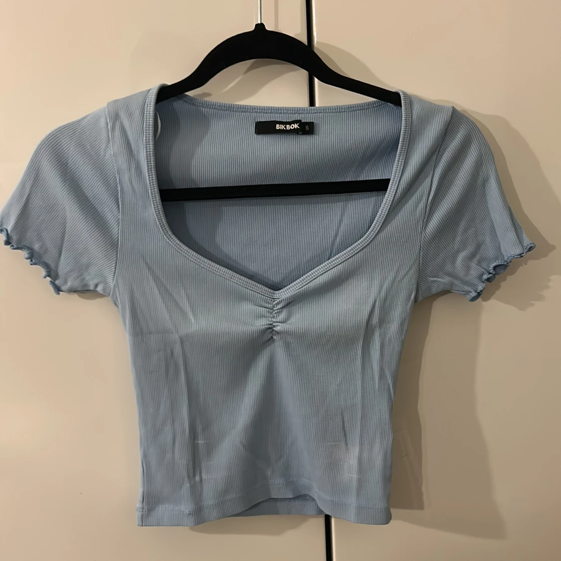 Ljusblå ribbad topp från Bik Bok