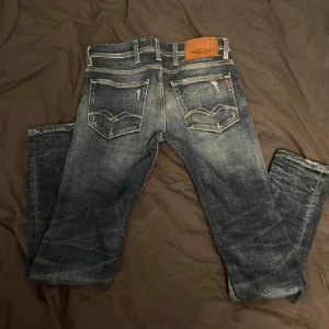 Replay 27/30 - Säljer nu mina sjukt snygga Replay jeans i storlek 27/30 i modellen Jondrill som är slim. De är i väldigt fint skick, hör av dig vid funderingar!😁✌️