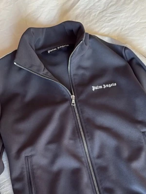 Palm angels kofta  - Palm angels kofta givetvis äkta kvitto finns köpt på farfetch - Storlek S skick 10/10 priset är diskuterbart 