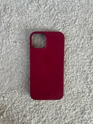 Mobilskal iPhone 14 - Superfint vinrött mobilskal från holdit i mycket bra skick då det knappt är använt. Till iPhone 14