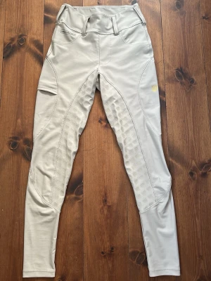 Beige mayadelorez ridbyxor - Ljusbeigea fullskodda ridbyxor från Maya Delorez. Använda ett fåtal gånger och därför i väldigt fint skick. 