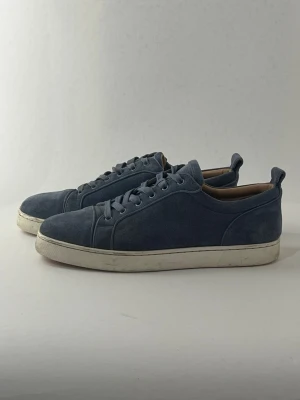 Ljusblå loubs - Säljer dessa feta louboutins | Storlek 45 | Skick 7,5/10 | lätt använda | priset kan diskuteras vid snabb affär | kvitto finns |skicka dm vid frågor