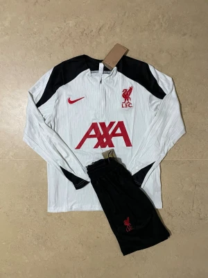 Liverpool Tracksuit - Säljer denna snygga Tracksuiten för ett riktigt bra pris, skriv till om ni är intresserade eller har några funderingar!