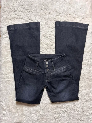 Lågmidjade bootcut jeans vintage superlow lowrise  - Ultralow vintage jeans. Helt nya med prislapp. Står 36 på lappen men sitter som en 34. (Ca w25- w26 skulle jag säga) Försmå för mig som brukar ha 36. Midjemått: 33 stretch till 35. Innerbenslängd: 82. Köp sker via köp nu, jag postar inom 24h. Kvar tills markerad såld