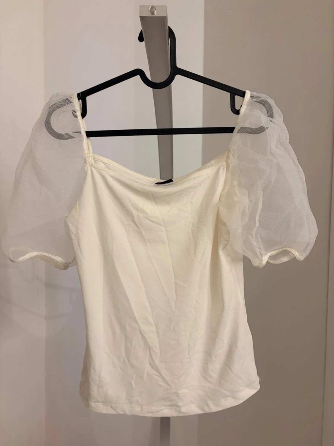 Vit blus med puffärmar