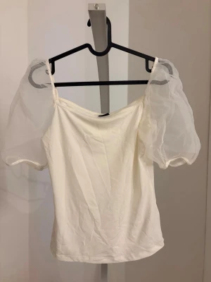 Vit blus med puffärmar - En vit blus med puffärmar. 