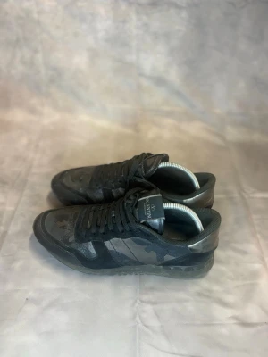 Valentino Rockrunners | 42 - Säljer dessa otroligt feta rockrunners skorna i size 42. Skorna är i bra skick, som även syns på bilderna. Inget og tillkommer vid köp | Skriv vid minsta lilla intresse ! ⭐️