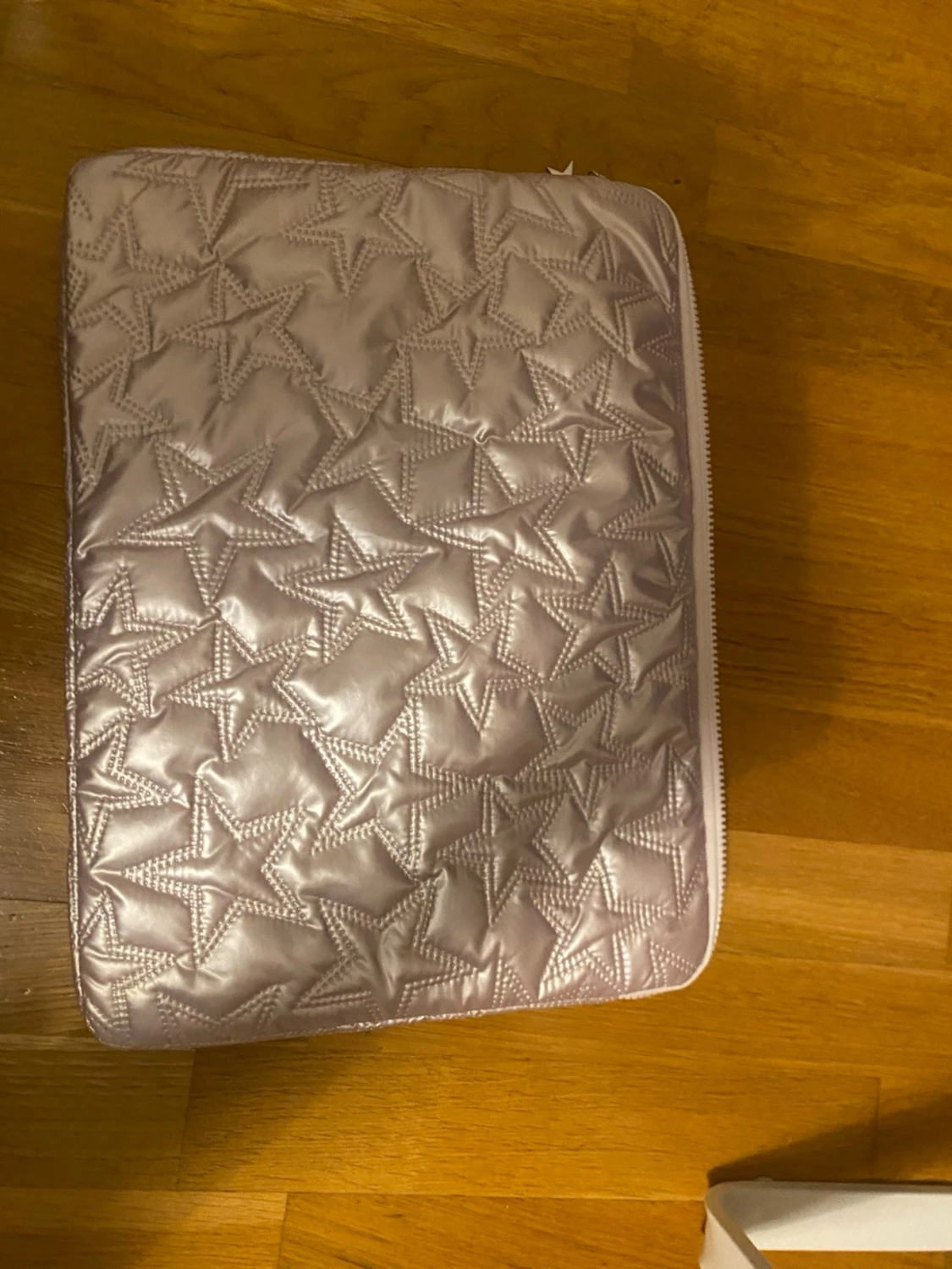 Silvrig quiltad datorväska med stjärnor