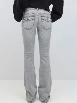 Ljus grå  bootcut jeans - Säljer ett par ljusgrå bootcut jeans med snygga ficklock bak och klassisk femficksdesign. De är i storlek 34! 