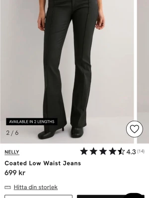 Svarta coated byxor från som sitter lågt - Snygga svarta coated jeans från Nelly diagonal söm längs benen och låg midja. Byxorna har bootcut-snitt och är tillverkade i ett gl chigt material som ger en cool look. Perfekta till sneakers eller boots.