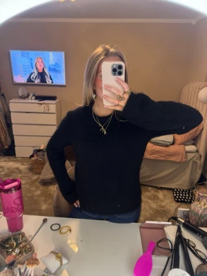 Stickad mohair premium tröja  - Från hm, ett hål i ärmen (se bild) ❣️ storlek M men de är nice ifall du gillar lite mer cozy eller mysiga tröjor!!! Bär själv xs och är 168❤️