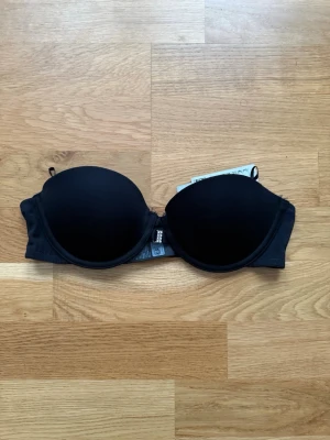 Svart bandeau bh  - Svart bandeau BH i storlek 75A, aldrig använd