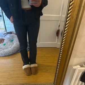 Lågmidjade bootcut jeans - Jätte snygga jeans som inte kommer till användning💗 De är i tunt matrerial och sitter perfekt i längden för mig som är 165 cm. Det står ingen storlek men passar bra på mig som har storlek S🥰Det finns några slitningar vid låren men inget som syns när man har på sig jeansen