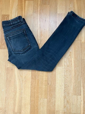 Mörkblå jeans från Tom Tompson - Snygga mörkblå jeans från Tom Tompson med klassisk femficksdesign och diskreta slitningar. Jeansen har raka ben och normal passform, perfekta till en avslappnad stil. Tillverkade i mjukt och slitstarkt bomullsmaterial.