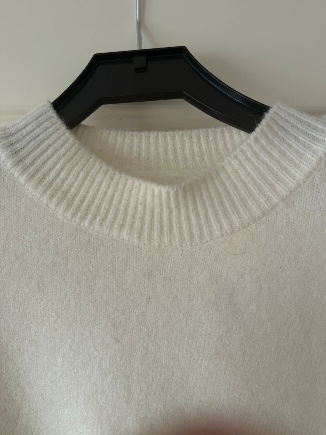 Vit stickad tröja  - 1