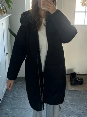 Svart ”mammakorv” - Svart varm skön lång jacka från Bik bok storlek XS men upplever den stor i storleken. Stor huva 
