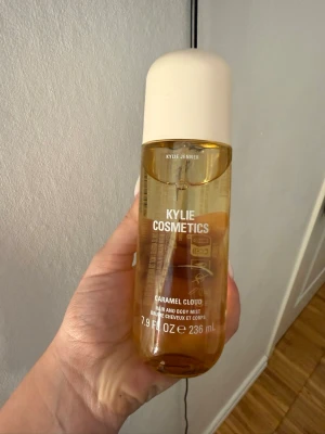 Kylie cosmetics-Caramel Cloud Hair & Body Mist - Fräsch och söt hår- och kroppsmist från Kylie Cosmetics. Volym: 236 ml. Perfekt för dig som vill ha en lätt och ungdomlig doft i vardagen.