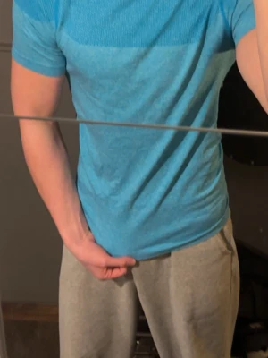 Gymshark OG  - Blå gymshark tröja i bra skick som sitter jätte skönt i bröst och armar 