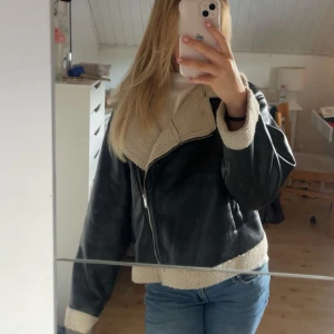 Höst/ vinter jacka  - En mysig och snygg jacka från Gina tricot . Passar perfekt till hösten och vintern. Svart skin jacka med vitt fluff! Lite fläckar vid vita fluffet vid ärmarna men de går att få bort eftersom de bara är läppstift!