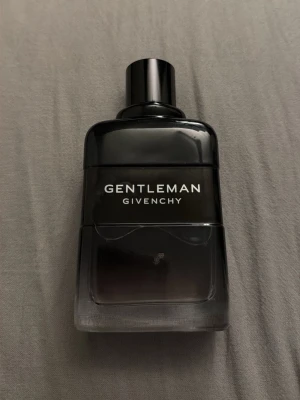 Gentleman givenchy edt intense 100ml - Har knappt använt den, ca 95ml kvar, byter/säljer och har tyvärr inte lådan