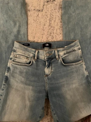 LTB jeans  - Jättefina ljusblåa ltb jeans som inte kommer till användning längre. Modell är fallon W25 L34. De är omsydda för att passa mig som är 166cm. 