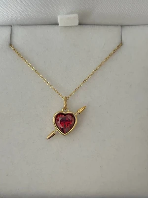 Maria Nilsdotter ”Rebel Love” halsband inspirerat - Aldrig använd, 18K guldpläterad och tillverkad i rostfritt stål. Kedjans längd 40+5 cm och nickelfri. Om du har fler frågor, tveka inte att höra av dig 🤗