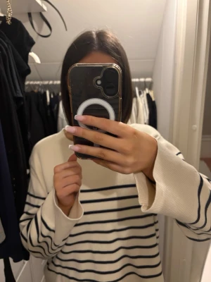 Randig vit tröja med lite större ärm - Säljer den pga att den inte kommer till användning💞sitter normalt i strl 