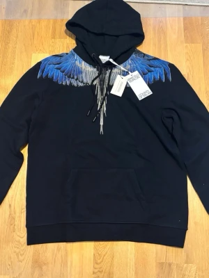 Marcelo Burlon hoodie herr storlek L  - En ny Marcelo burlon hoodie i storlek L fraktar alltid samma dag eller dagen efter. 