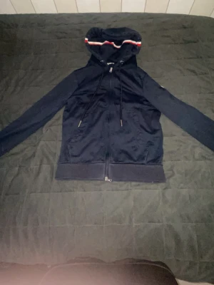  Mörkblå Moncler tröja -  Mörkblå Moncler tröja med röd och vita detaljer