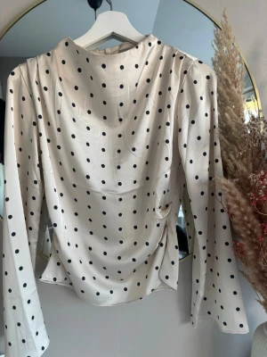 Prickig blus - Polkadot blus som är tajtare till midjan
