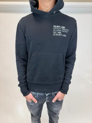 Helmut Lang Hoodie  - Hej! Säljer nu denna väldigt snygga och sällsynta Helmut Lang Hoodie! Storlek M,  Sällsynt model som inte längre säljs i butik! Perfekt hoodie nu tilll vintern