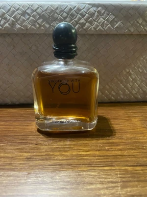 Parfym -  parfym med modern känsla. Perfekt för dig som vill sticka ut och addera en exklusiv touch till din stil. Flaskans design är stilren och passar perfekt i väskan eller på hyllan.