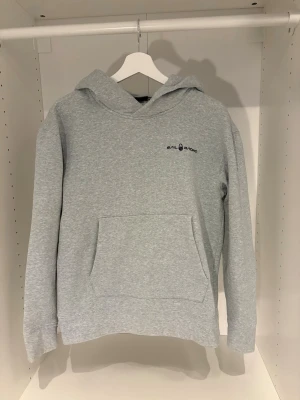 Sail Racing hoddie - Säljer en grå Sail Racing hoddie i fint skick. Det är fickor på magen och det är en logga på luvan. 
