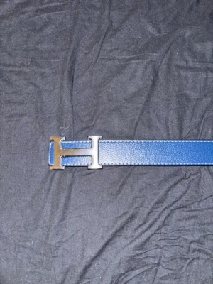 Hermens bälte - Säljer detta fina mörkblåa bälte det är aldrig använt och i väldigt fräscht och gott skick. Väldigt snyggt. Det är 110cm långt