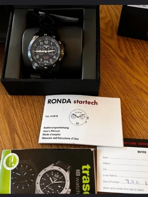 Traser BigDate Alarm Blue, modell 4004.359.34.01. - Schweizisk kvalitetsklocka. Självlysande urtavla med tritium. PVC behandlat stål i svart. Urtavla i blått med analogt alarm. Bra skick. Mycket trevlig klocka. 