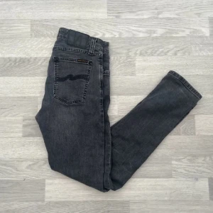 Nudie Jeans grim tim - Nudie jeans modell grim tim. Storleken 29/30 Jeansen är i nyskick och endast använd några gånger. 