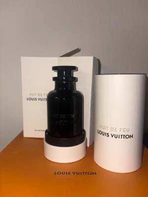 Louis Vuitton Nuit de feu  - Hej säljer en 100 ml flaska oanvänd, Nuit de feu väldigt manlig och exklusiv doft skriker pengar. 