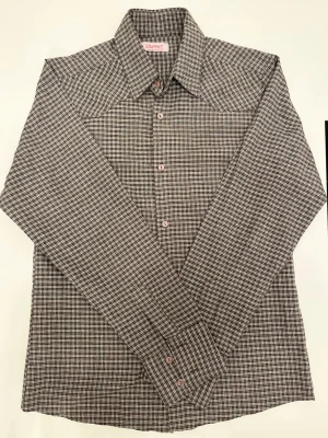 Rutig skjorta från Esprit i bomull (Vintage) - Säljer en rutig skjorta från Esprit i 100% bomull. Skjortan har bruna och vita toner, klassisk krage och långa ärmar med knappar vid manschetterna. Perfekt för dig som gillar retrovibbar och vill ha en skjorta med snyggt mönster. Size S. Använd bara en gång.