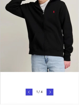 Ralph lauren zip - Säljer denna Ralph lauren zip tröjan köpt från kidsbrandstore men är i den största storleken (xl).